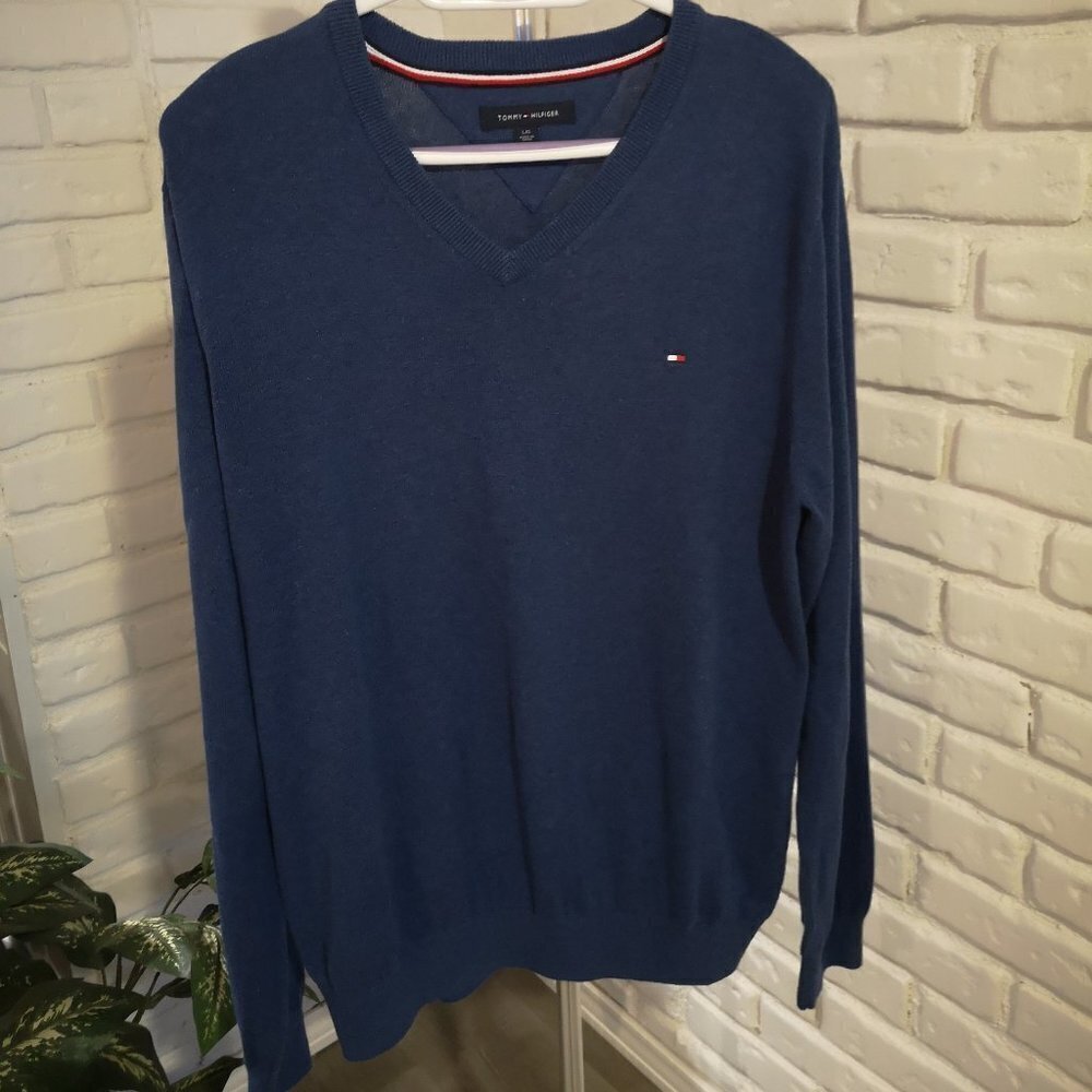 Tommy Hilfiger Men's Loose Fit V-neck Lightweight Sweater